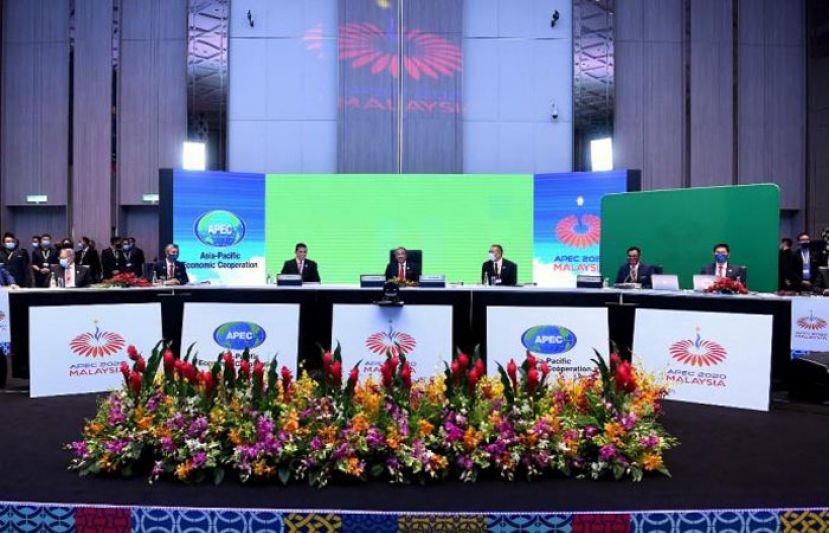 首相丹斯里慕尤丁(中)在亚太经济合作组织领袖会议上致词。