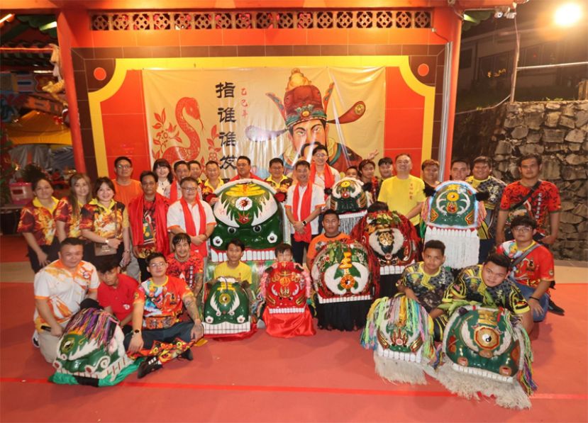 石角丰圣客家青狮、石角广龙宫老祖天师公会、马来西亚客家文化协会((砂分会)、石角青圣青狮王、石隆门吉祥如意还原狮王、石角罗知港法祖圣君青狮王、石角迎春福青狮王、石角新山肚符公青狮王、石角新山肚大伯公金狮队、廿一哩来拓村同和青狮队、廿一哩良城青狮王、石隆福胜青狮王、马丽哈关圣帝君青狮王全体代表合影。