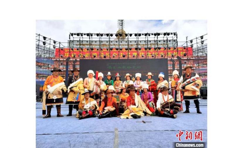 当地民众身着藏族服饰合影。