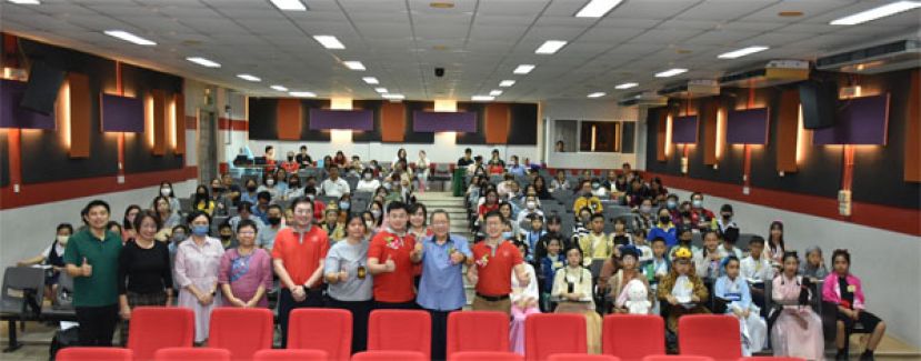 古晋南市市长拿督黄鸿圣（中）与主办单位理事及参赛者大合照。