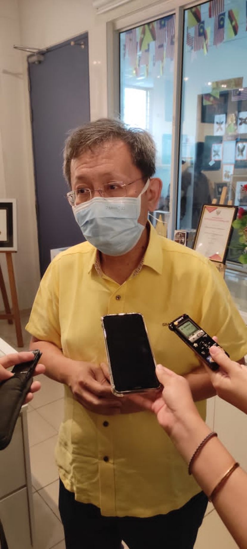 沈桂贤表示，砂拉越将跟从卫生部的决定，恢复家属探病和留院监护的政策！
