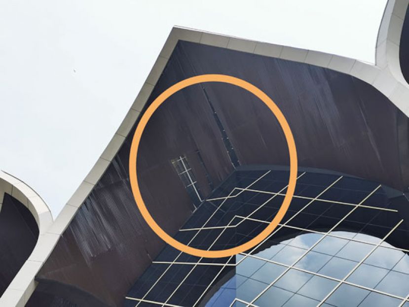 砂拉越新博物院大门天花板天花板遭狂风卷起剥落。