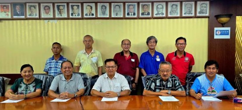 为晚宴筹委会会议时所摄。前左起：筹委会副主席刘梅娇乡长，（左二）筹委会主席甲必丹蔡永能乡长，（中间）庆典顾问兼客属公会会长刘侑锟乡长，（右二）筹委会副主席张云青乡长，（右一）筹委会副主席黄俊康乡长。