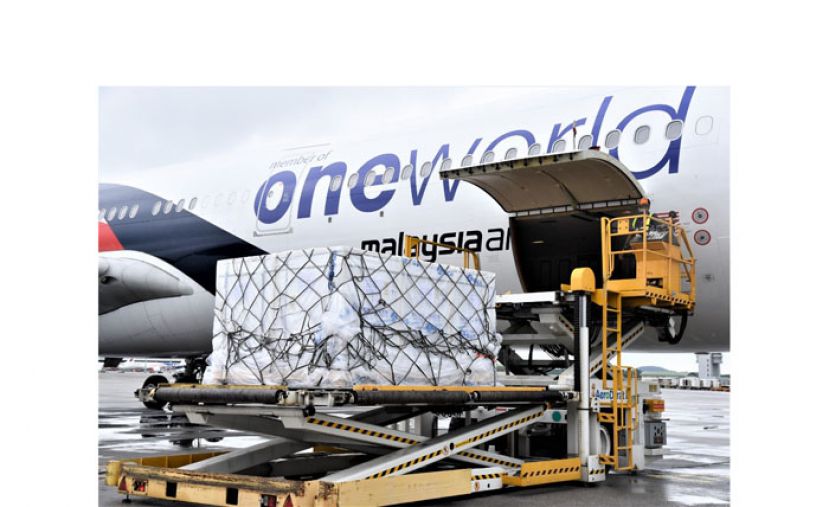 首批国药疫苗安全运抵马来西亚。