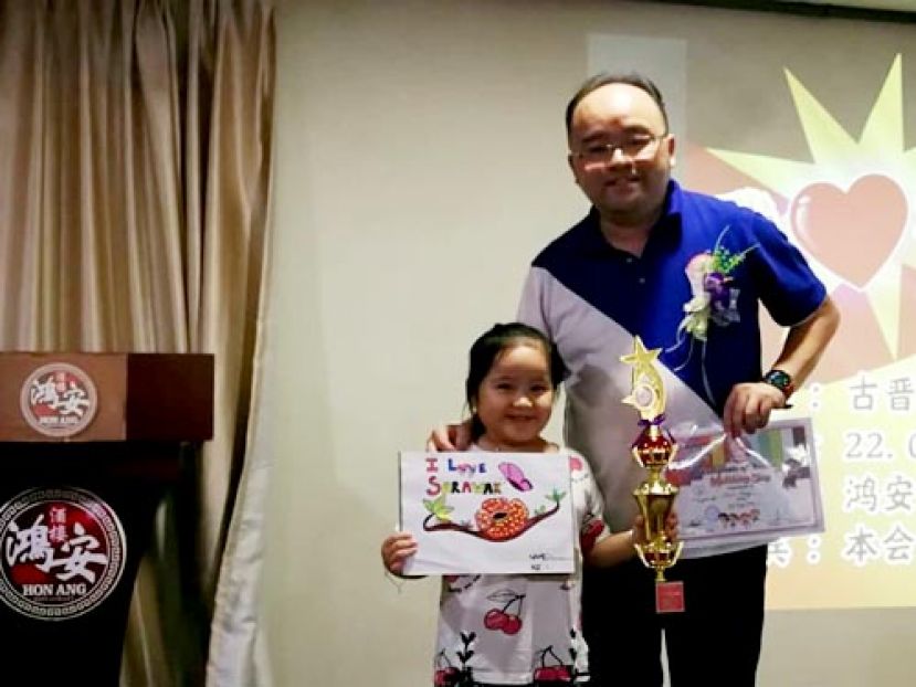 古晉巴達旺福州公會主席甲必丹拿督劉思樂頒獎予其中一名優勝者。