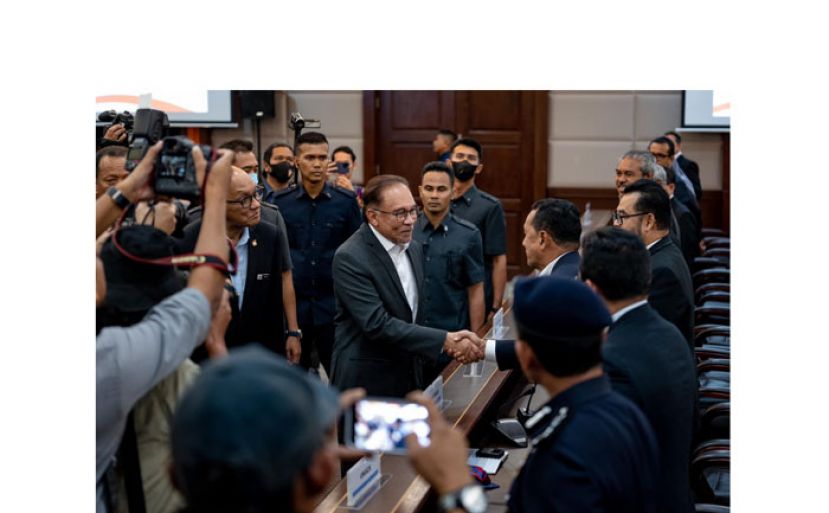 首相安华在登嘉楼会见当地的联邦公务员。