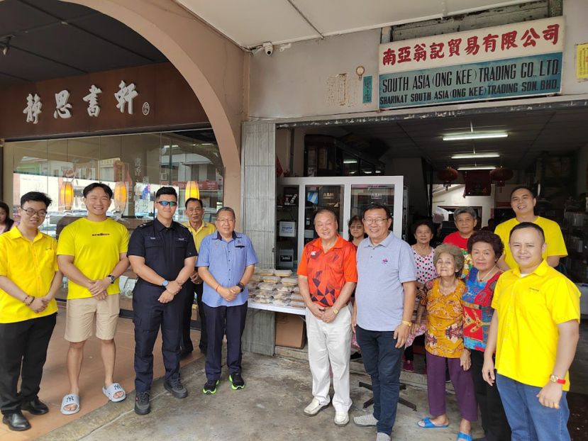 左三起为吴警官、南市市长拿督黄鸿圣、右四起为甲必丹黄文益及右五为甲必丹拿督许中新。