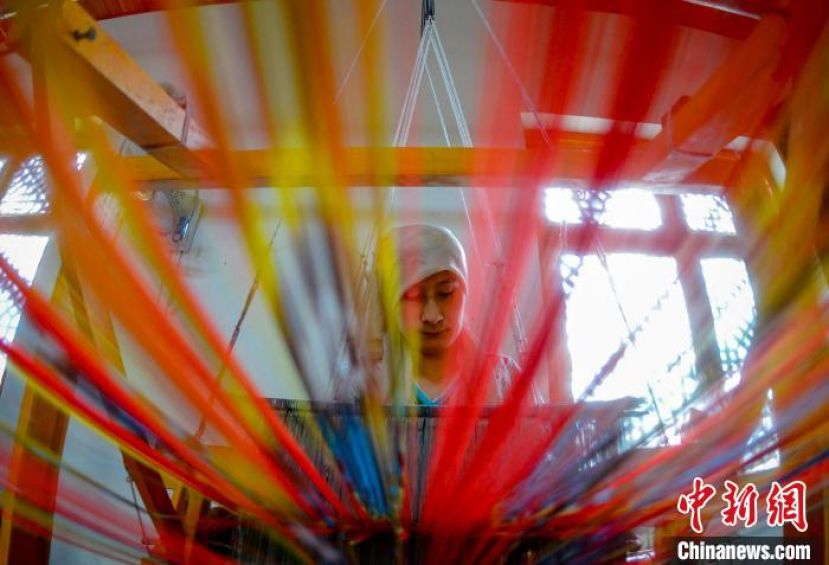 位于塔克拉玛干沙漠边缘的和田市吉亚乡是新疆艾德莱斯的主要发源地之一，享有艾德莱斯丝绸故乡的美誉。