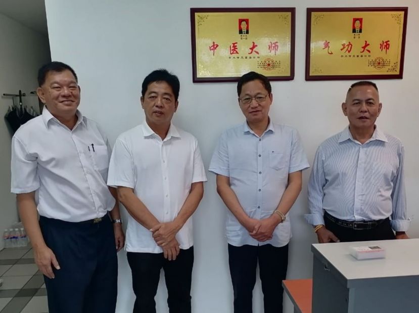 古晋毕打拿忠福宫义诊团筹委陈中兴（左起）、主席许义华、与古晋的上海华山中医馆中国医师鲍山林、甲必丹林传政讨论义诊事宜。