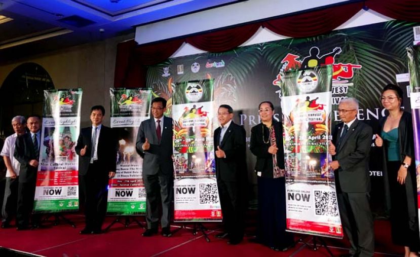 砂旅游、艺术、文化、青年及体育部长拿督阿都卡林（左四）及众人于砂丰收节推展礼上合影。