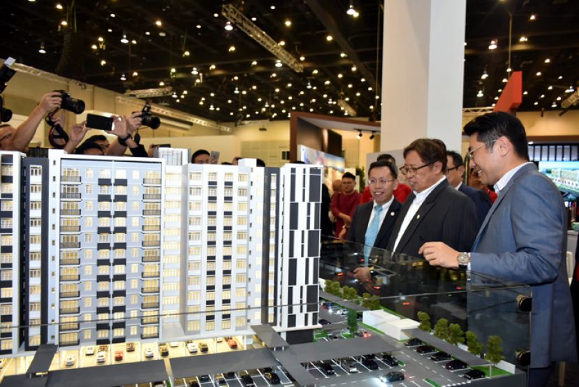 砂首长拿督巴丁宜阿邦佐哈里（右二）参观家居产业展。右一为砂房地产发展商公会会长魏铭辰博士。