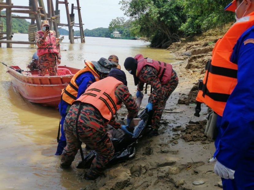 消防与拯救员将起重机操作员的尸体打捞上岸。