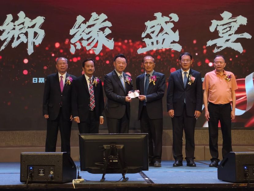 世福总会吴换炎总会长（左 一）、世福总会监事长林立盛博士（左三）、世福总会执行会长兼秘书长林祥华乡长（右一）共同捐献30万港币予古晋福州公会，由古晋福州公会会长拿督余志豪（右三）接收。右二为中国驻古晋总领事邢伟平。
