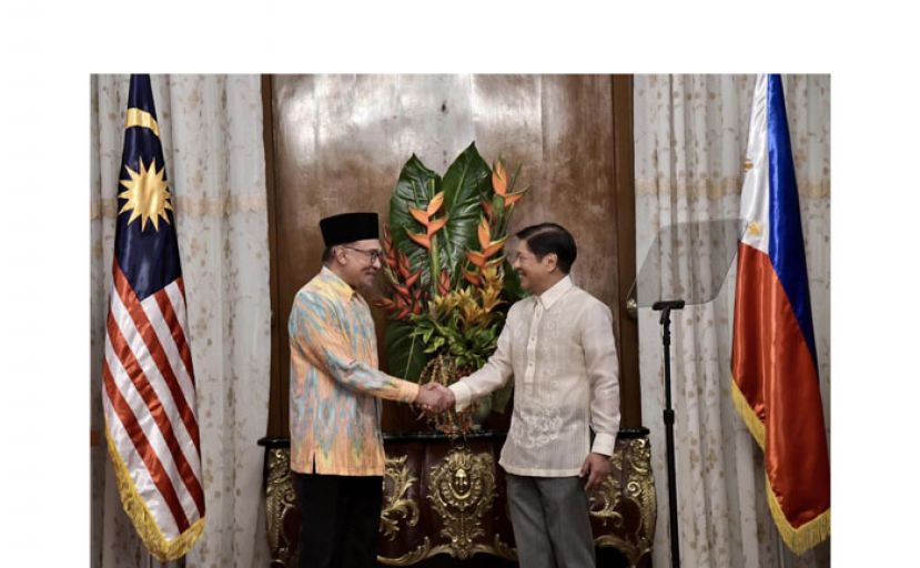 菲律宾总统小马可斯（右）欢迎首相拿督斯里安华（左）的访问。