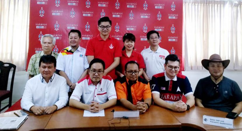 砂希盟主席张健仁在多名希盟领袖陪同下，召开新闻发布会。