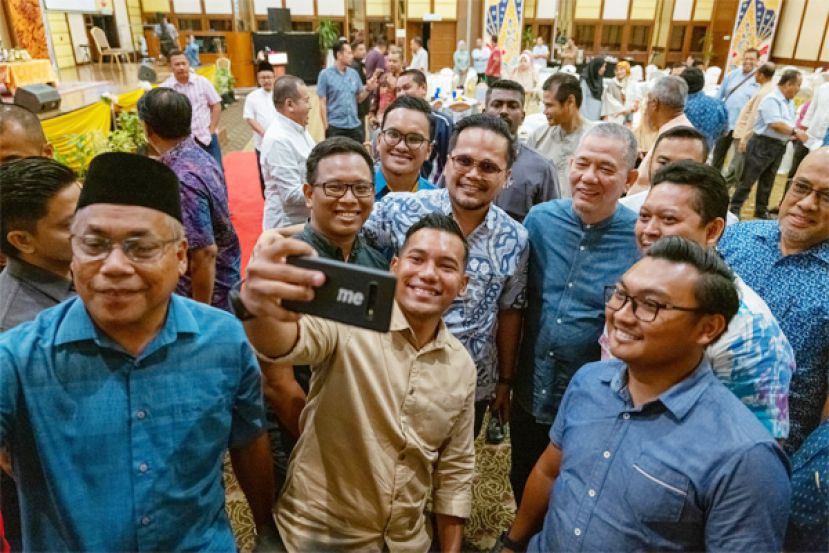 副首相拿督斯里法迪拉尤索夫与出席者合照留念。