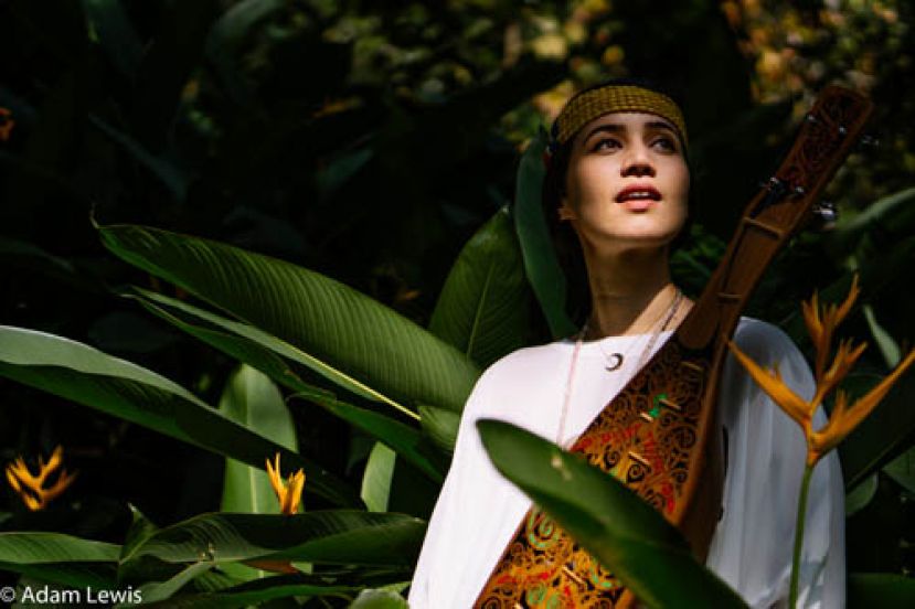 砂拉越加拉毕族艺术家阿丽娜。