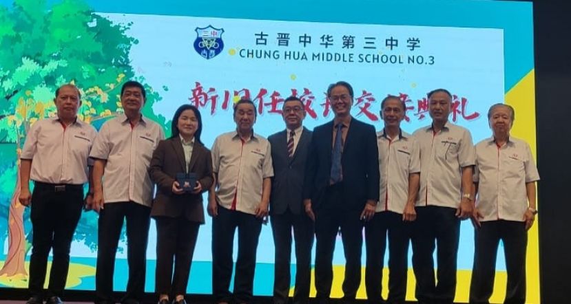 三中新旧任校长交接仪式后的一张合影。右起为三中监学翁岳春、古晋中中校董会秘书长关伟华、三中署理主席拿督余志豪、卸任校长李志鹏、古晋中中校董会主席黄良杰、执行顾问黄张金发、新任校长林会颖、古晋中中校董会秘书长关伟华以及三中监学翁岳春。