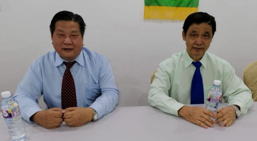 砂医总会长江宗兴（左）与诗巫传统中医师公会主席林友镁对传统医药执业者向卫生部注册事宜进行交流。
