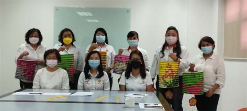 前排左起朋岭支部妇女组主席沈美金、中央妇女组主席许德婉、古晋支部妇女组主席林春燕；后排右起曼旺支部妇女组主席云茜谷丝、峇都林当妇女组主席吴慧苗、哥打圣淘沙妇女组秘书杨晓萍、哥打圣淘沙妇女组主席钟昉霏、峇都林当妇女组署理主席甲必丹何月明及峇都林当组织秘书张凤瑛。