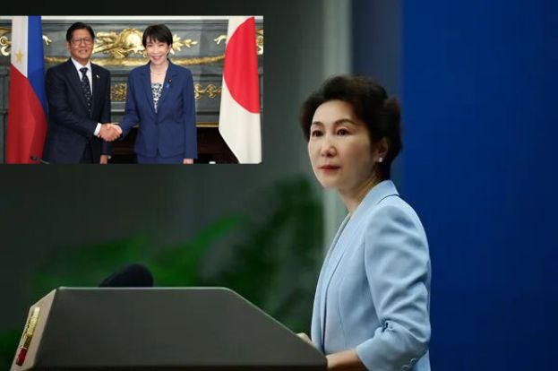 28日，日本首相高市早苗与菲律宾总统小马可斯举行峰会前握手。