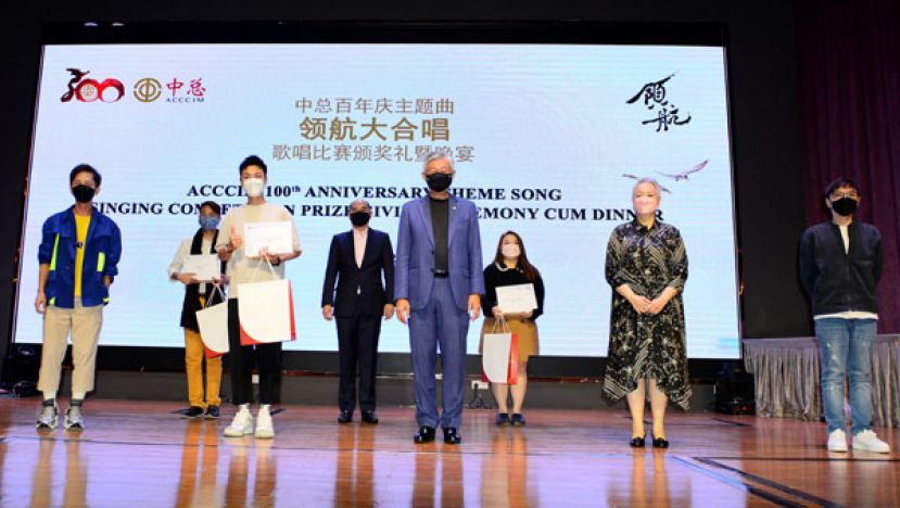 《领航》大合唱歌唱比赛得奖者与拿督卢成全（前排中）、拿督吴逸平（后排中）及评审团合影。前排左起为张智成、陈泳錥、潘斯里  陈秋霞、彭学斌。后排左起为龙纪翰及罗汶文。