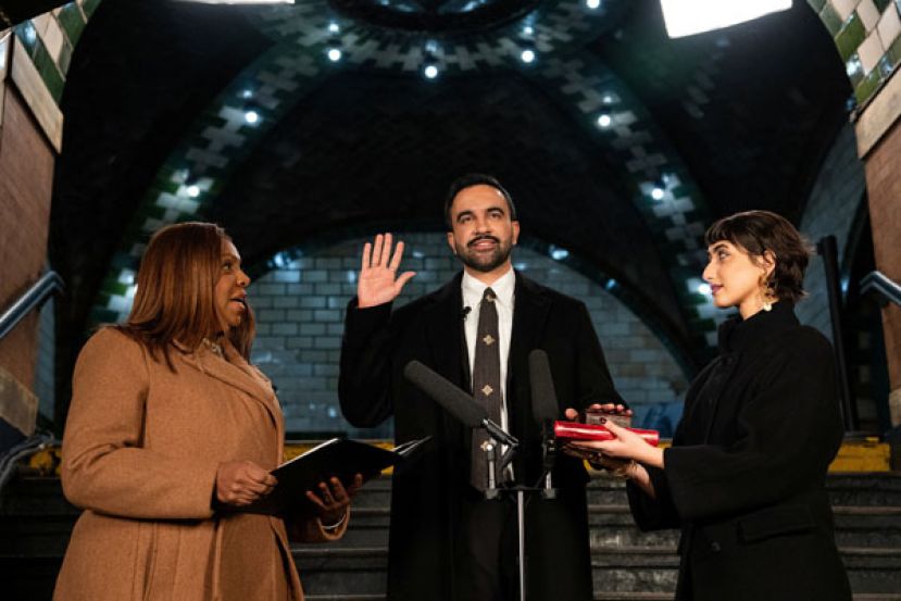 曼达尼在旧市政厅地铁站宣誓就职。