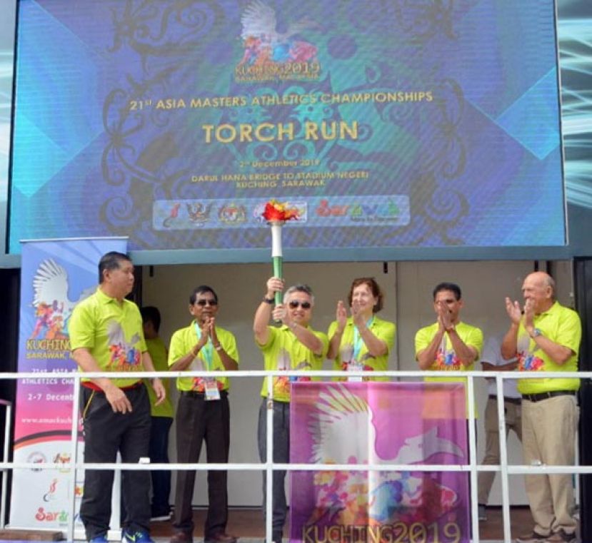 砂体育部助理部长拿督史诺登拉旺（左三）接过第21届亚洲宿将田径锦标赛火炬时摄。