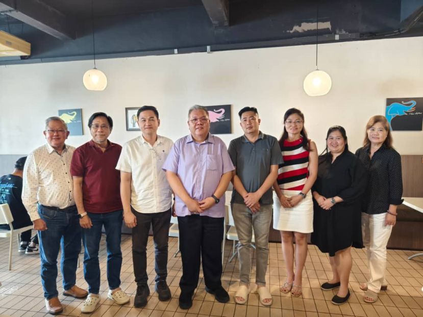 左起为中友会秘书长田荣喜、副会长曾应华、署理会长陈铭、会长暨代表团团长拿督黄国辉、砂中友协秘书长许瑞益、漳泉公会财政沈施慧、漳泉公会秘书长张艾怡、中友会办公室主任李爱莲。