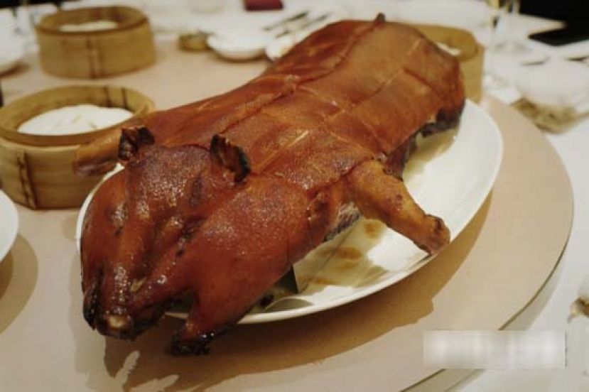 粤式乳猪分&ldquo;光皮&rdquo;和&ldquo;芝麻皮&rdquo;两种，七福做的是芝麻皮，要以高温令猪皮爆出小泡呈芝麻状，最考功夫是要掌握火候，是七福的招牌菜。