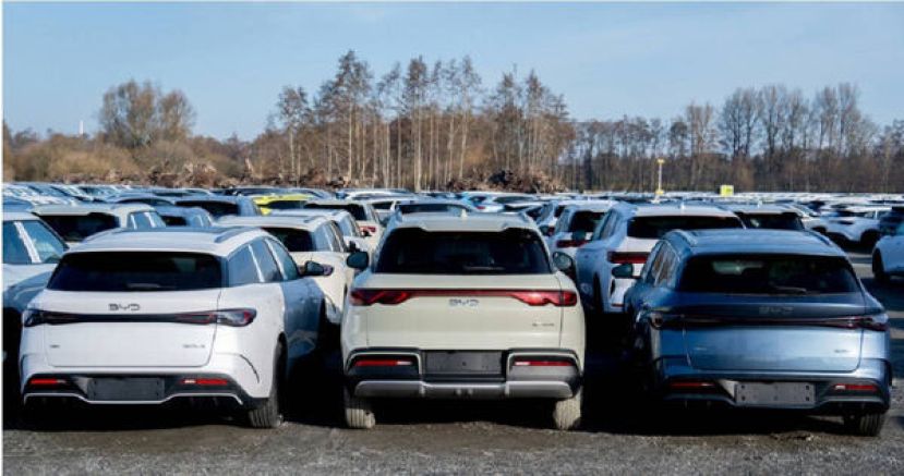 比亚迪生产的多辆新款电动车，停放在德国下萨克森威廉港港口区域的停车场。