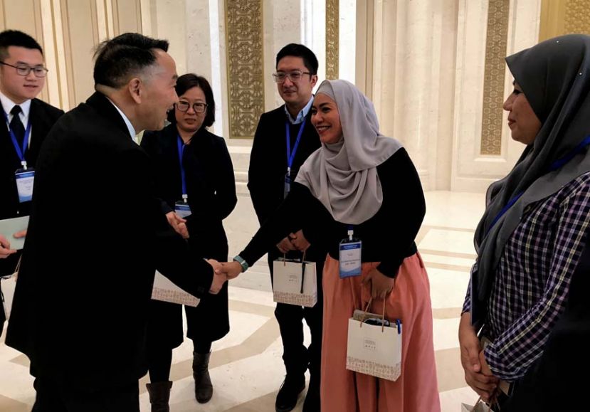 图：中宣部副部长蒋建国与马来西亚和印尼媒体亲切交流。