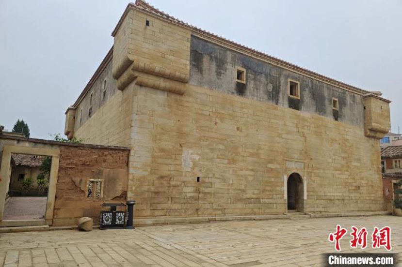 位于福建省泉州市泉港区前黄镇前黄村的黄素石楼。