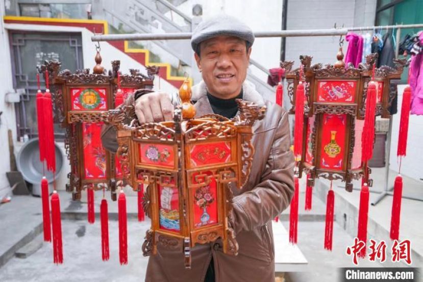 在冯怀林的家中，屋内院外随处可见挂着的宫灯。