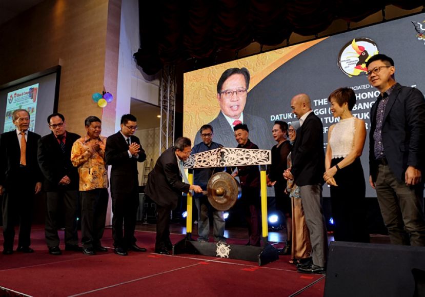 砂地方政府与房屋部长拿督沈桂贤代表首席部长为第31届肯雅兰新闻奖颁奖礼鸣锣。左四;是砂新闻从业员协会联合总会会长许向伟。