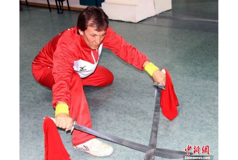 铁木尔在练武。