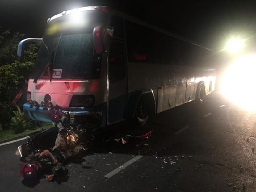 车毁人亡在大巴士车头下。