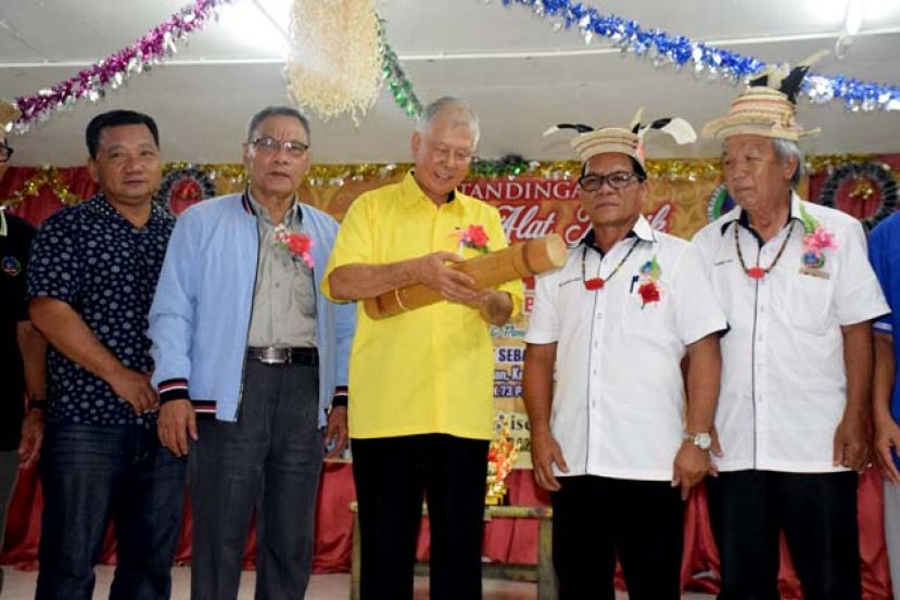 陈超耀为&ldquo;沙东&rdquo;演奏活动主持开幕。其左是首长署政治秘书查尔斯，右为;屋长乌孙登。