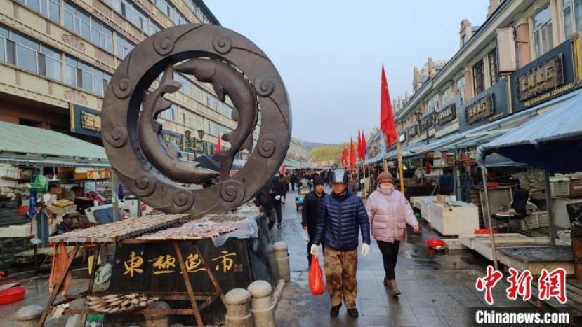一大早，&ldquo;东极鱼市&rdquo;里热闹非凡，很多游客和当地居民到鱼市里买鱼。