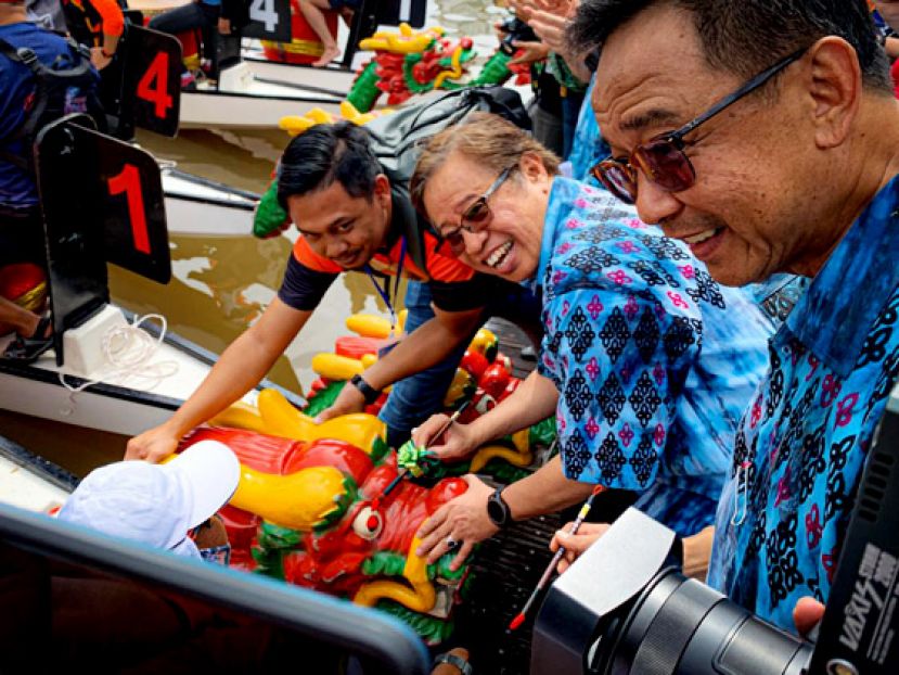 砂首长拿督巴丁宜阿邦佐哈里（右二）为龙舟主持点睛礼，右一为;砂旅游、艺术、文化、青年与体育部部长拿督阿都卡林。