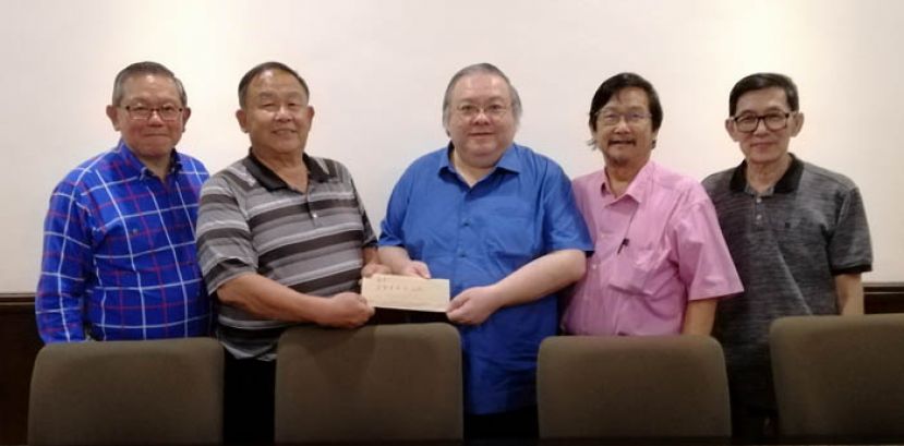 古晋中华书画研究会廿五周年庆筹委会主席朱聪泽（左二）移交邀请函予拿督黄国忠（右三）时摄，左起为古晋中华书画研究会秘书田荣喜；右起为艺术主任黄汉华及会长沈捷平。