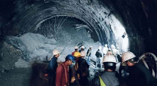 印度一隧道塌方，至少40人受困。