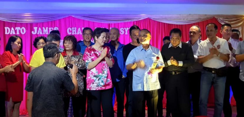 古晋贩商为拿督曾长青（前排中）举行饯别晚宴。