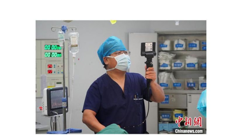 手术中，麻醉医师王迎斌要时刻监测、调整、维持患者生命体征的平稳，确保手术顺利完成，重要性不言而喻。