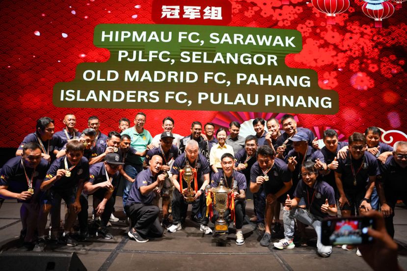 冠军队来自砂拉越的HIPMAU FC队的全体队员和负责人在台上领奖后和主宾代表及贵宾欢喜大合照。