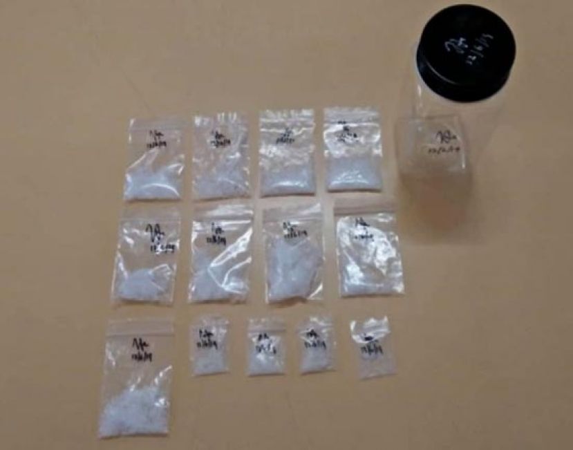 警方逮捕两嫌犯，起获毒品。
