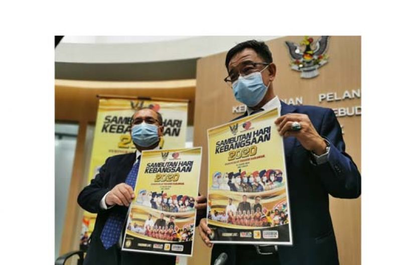 拿督阿都卡林（右）及砂州务秘书拿督阿玛查勿沙米翁（左）展示今年州级国庆日宣传海报。