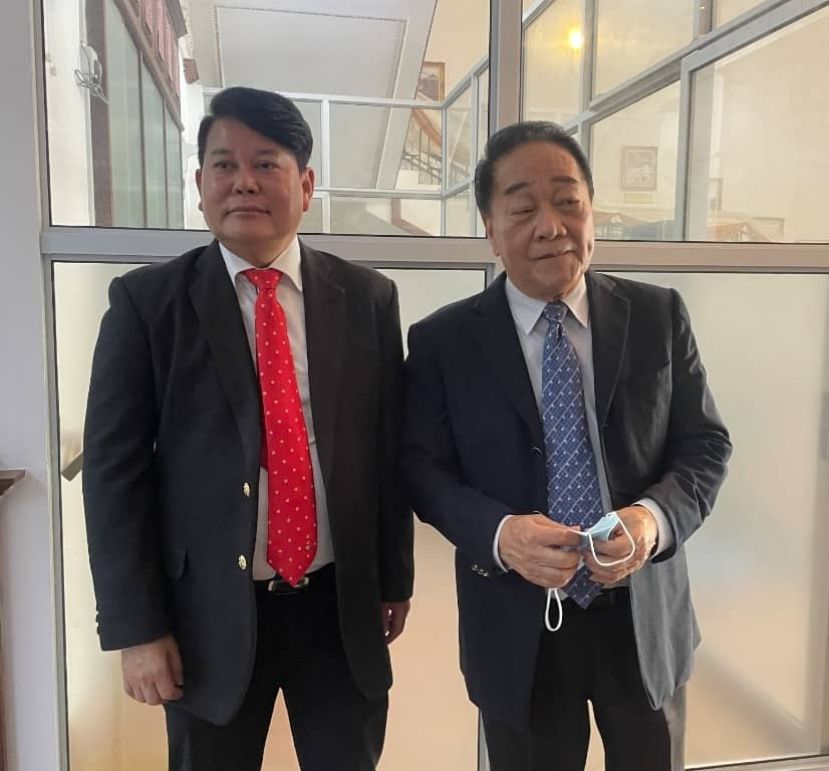 砂团党署理主席佐尼戈拉容(左)和砂团党主席拿督斯里黄顺舸影于古晋法庭。