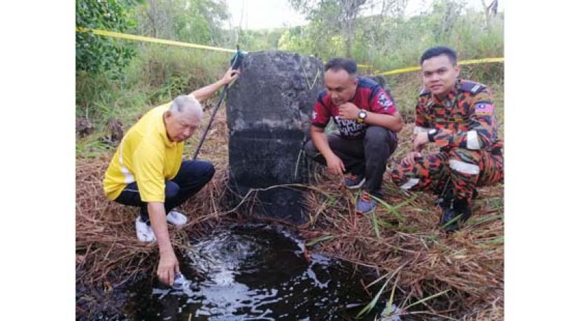 陈超耀发现气泡的荒废钻油井取样。