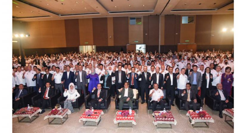 砂总理拿督巴丁宜丹斯里阿邦佐哈里(前排右4)与其他内阁成员与在场的公务员们合影。